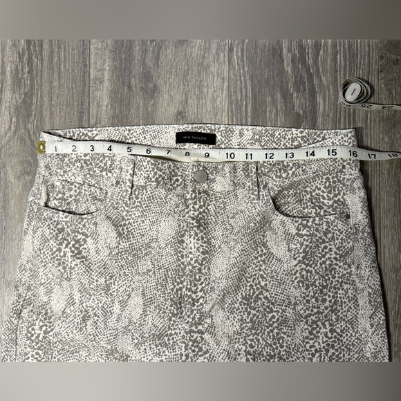 Ann Taylor Straight Leg Pants in Gray Snake Print - Picture 4 of 6